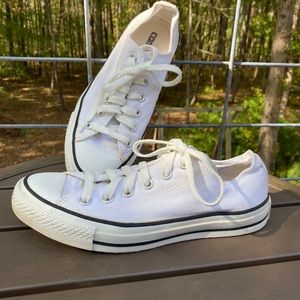 Converse Low Top Tennis Shoes 7.5